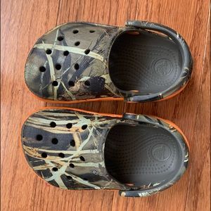Crocs Toddler 6/7 - camouflage camo & orange